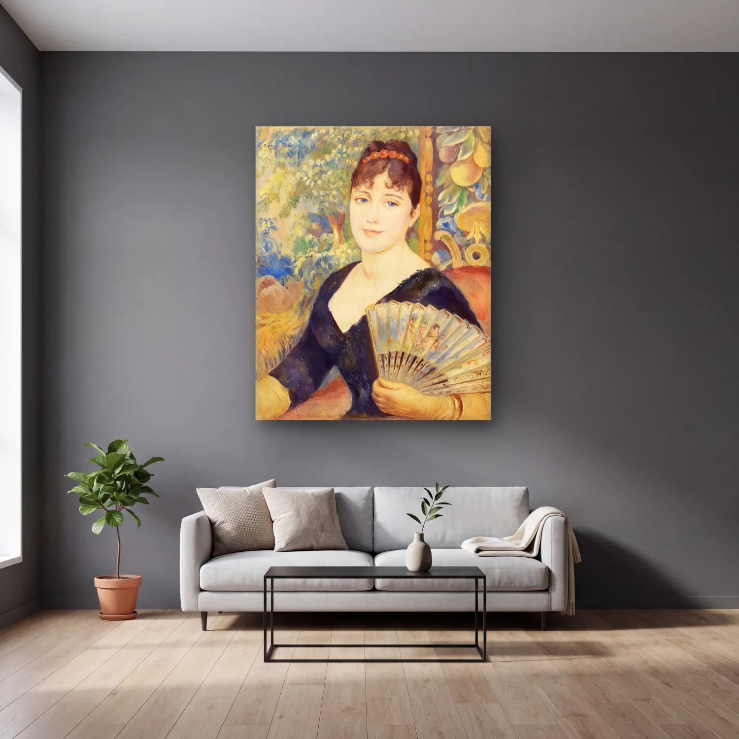 Pierre-Auguste Renoir – Woman with Fan (Femme à l éventail) cam tablo — gri duvarlı salonda