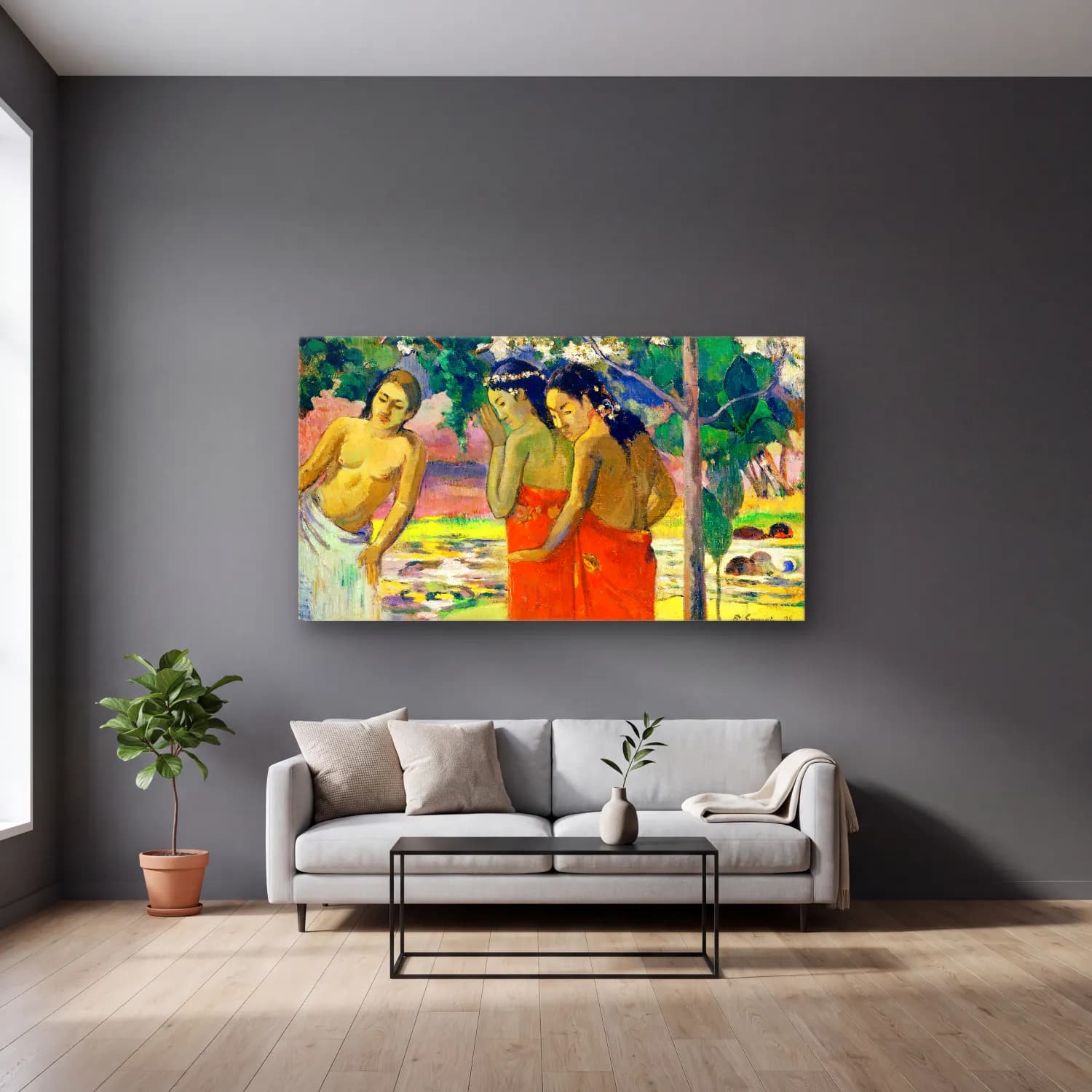 Paul Gauguin – Three Tahitian Women cam tablo — gri duvarlı salonda