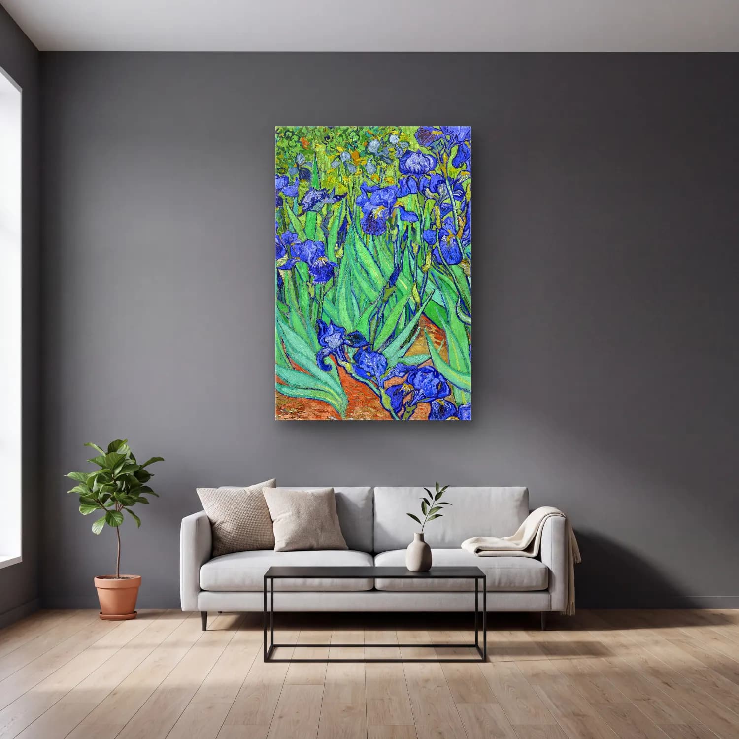 Vincent van Gogh – Irises cam tablo — gri duvarlı salonda