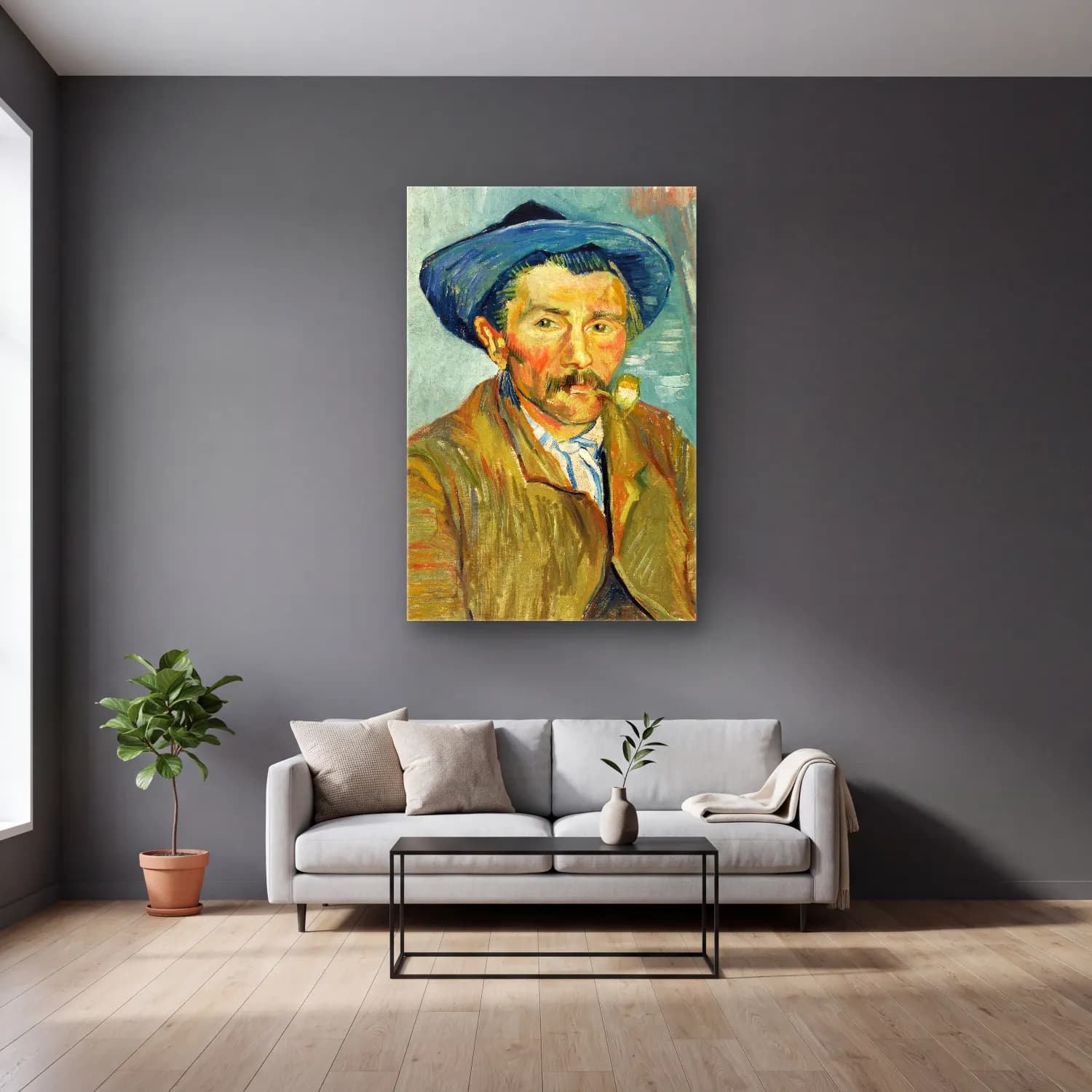 Vincent van Gogh – The Smoker (Le Fumeur) cam tablo — gri duvarlı salonda