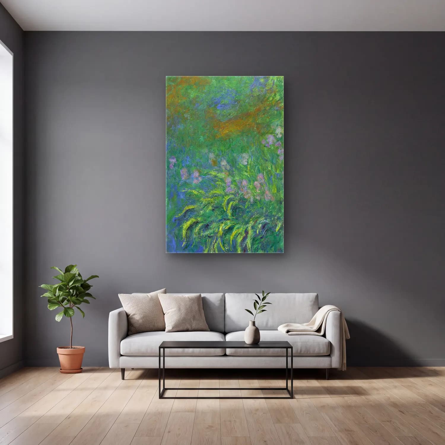 Claude Monet – Irises cam tablo — gri duvarlı salonda