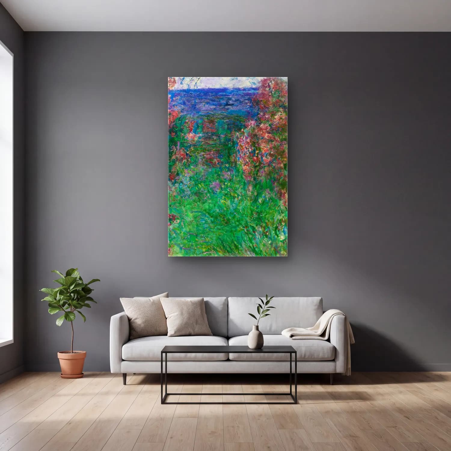 Claude Monet – La Maison Dans Les Roses cam tablo — gri duvarlı salonda
