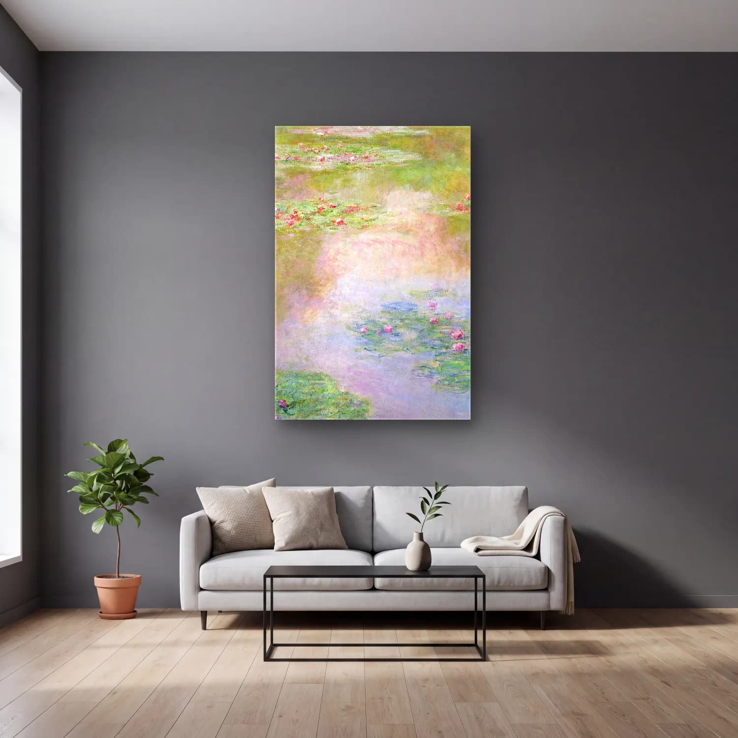 Claude Monet – Nymphéas cam tablo — gri duvarlı salonda