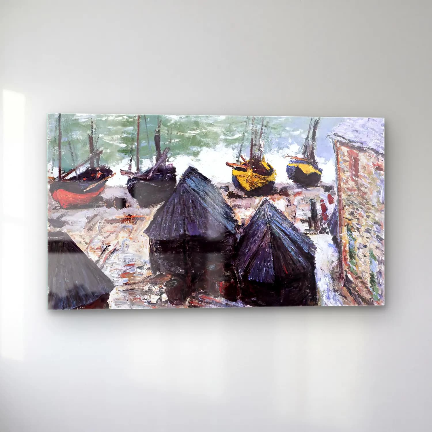 Claude Monet – Boats on the Beach at Étretat – Pastel Tonlar cam tablo — sol açıdan görünüm