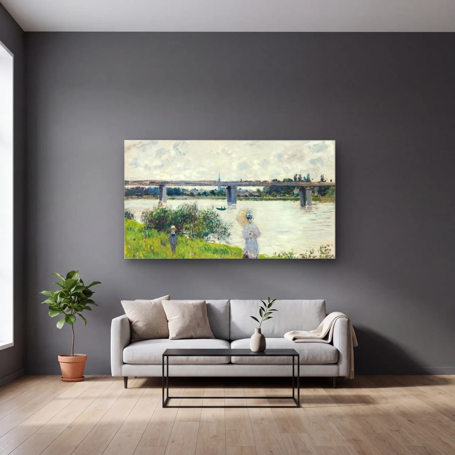 Claude Monet – The Promenade with the Railroad Bridge, Argenteuil cam tablo — gri duvarlı salonda