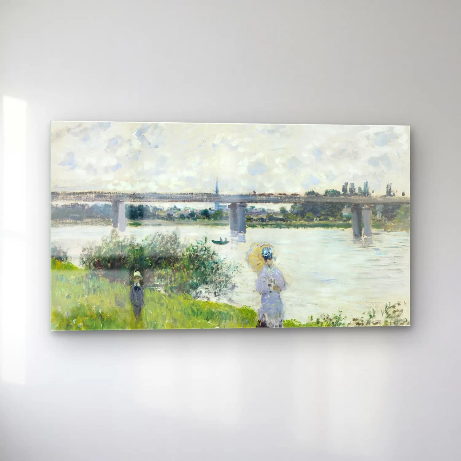 Claude Monet – The Promenade with the Railroad Bridge, Argenteuil cam tablo — sol açıdan görünüm