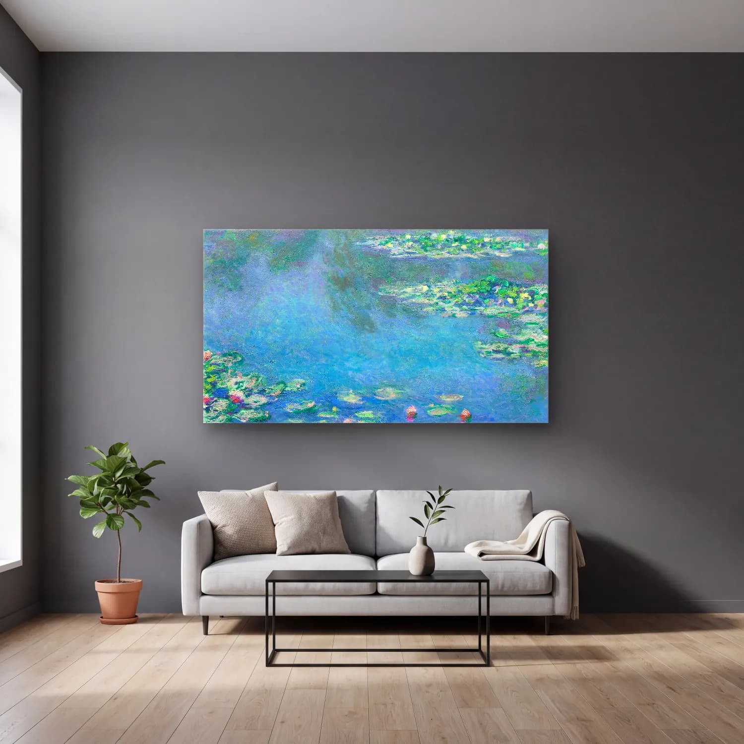 Claude Monet – Water Lilies cam tablo — gri duvarlı salonda