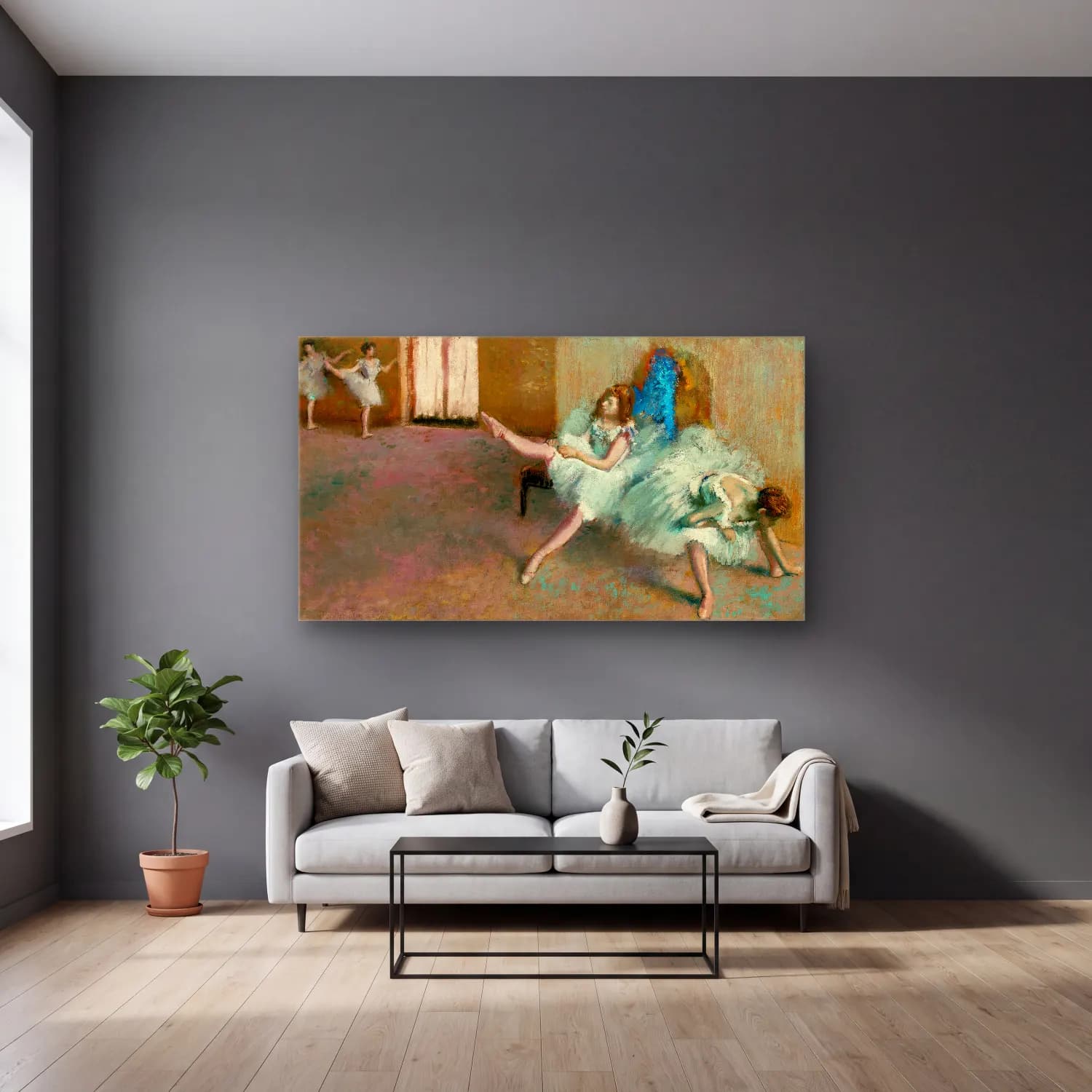 Edgar Degas – Before the Ballet cam tablo — gri duvarlı salonda
