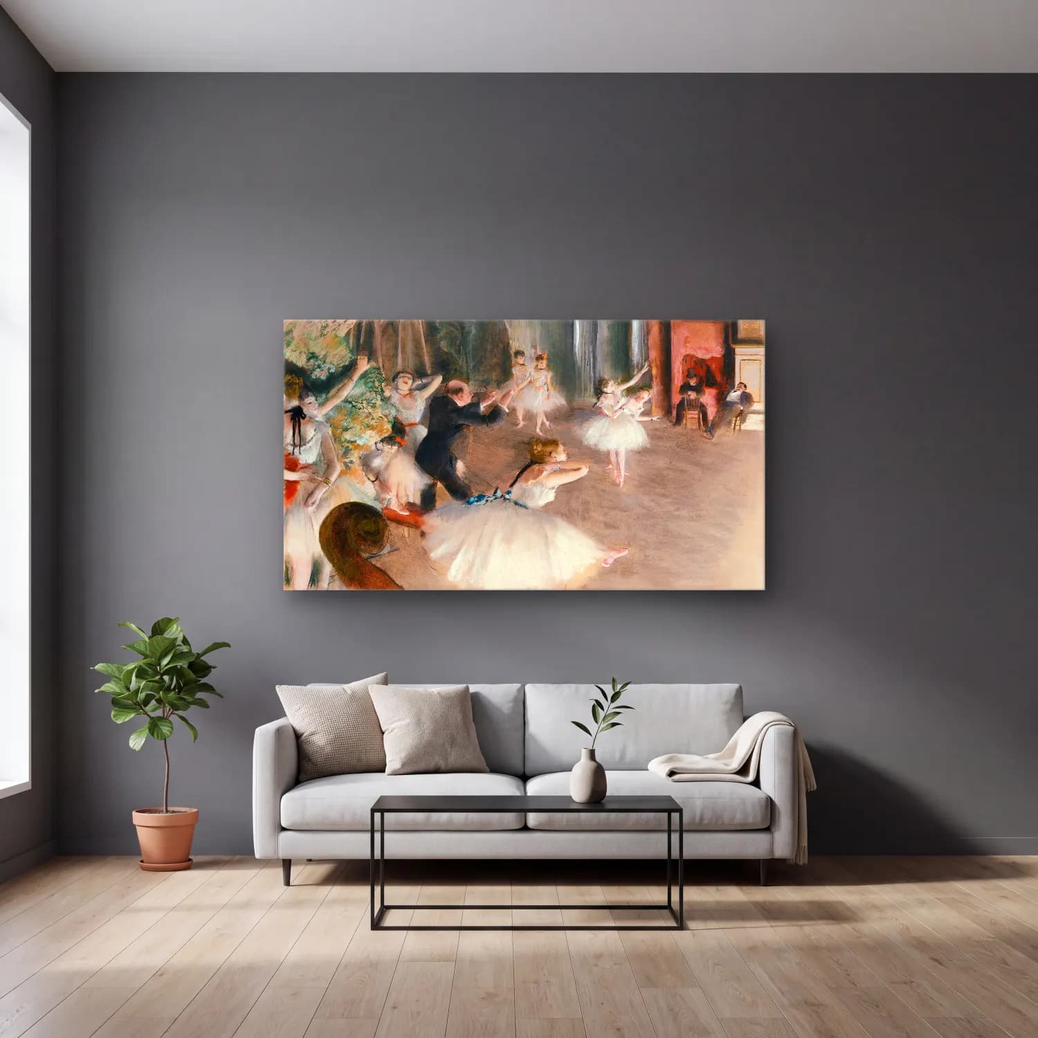 Edgar Degas – The Ballet Rehearsal on Stage cam tablo — gri duvarlı salonda