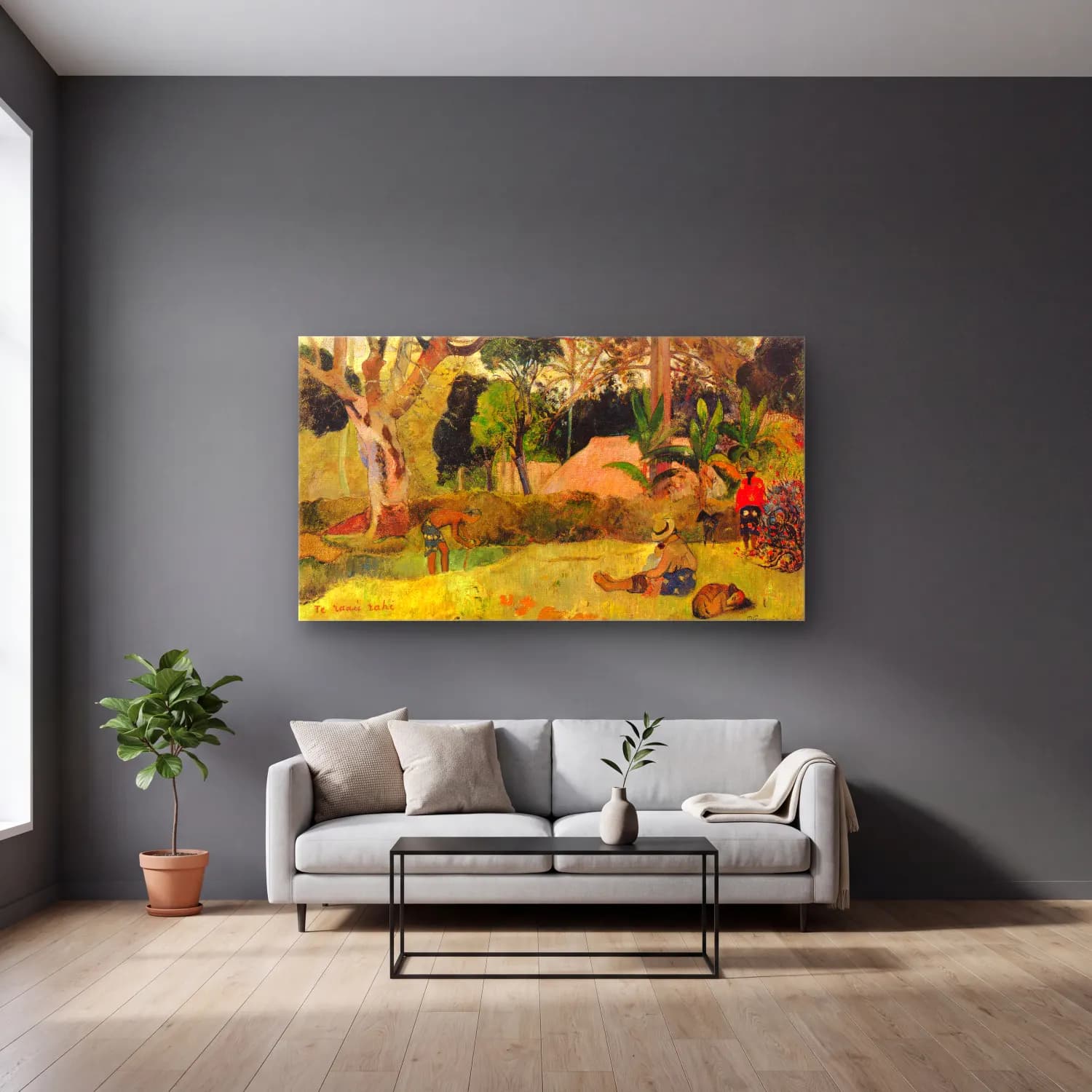 Paul Gauguin – Te Raai Rahi cam tablo — gri duvarlı salonda