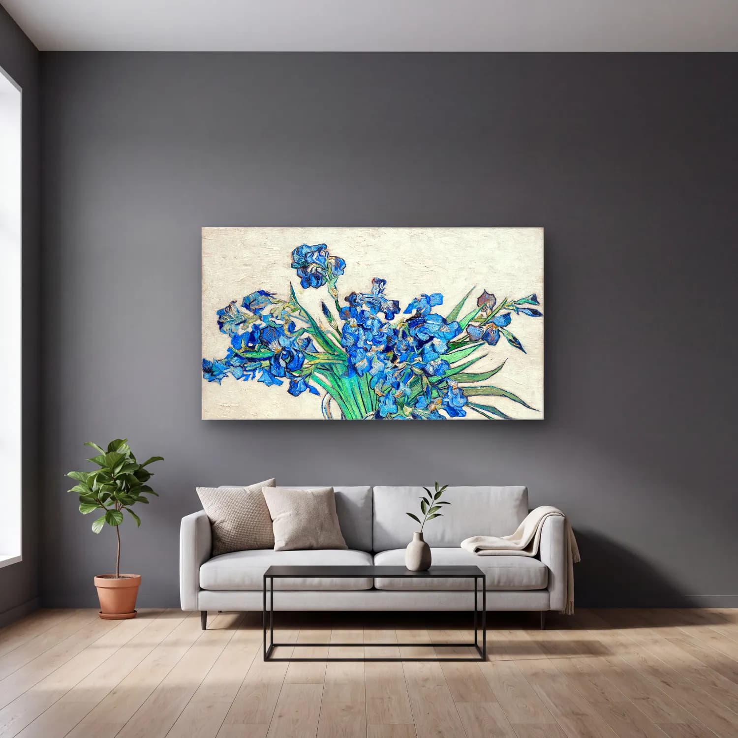 Vincent van Gogh – Irises No. 4 cam tablo — gri duvarlı salonda