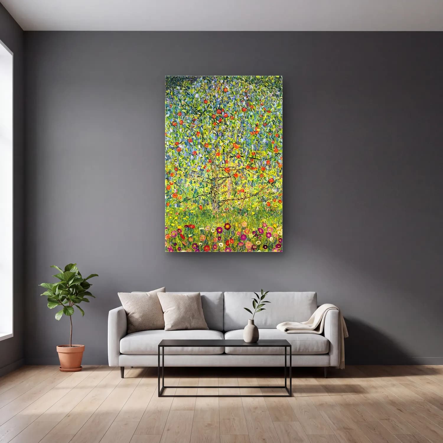 Gustav Klimt – Armut ve Elmalar – Sarı Tonlar cam tablo — gri duvarlı salonda