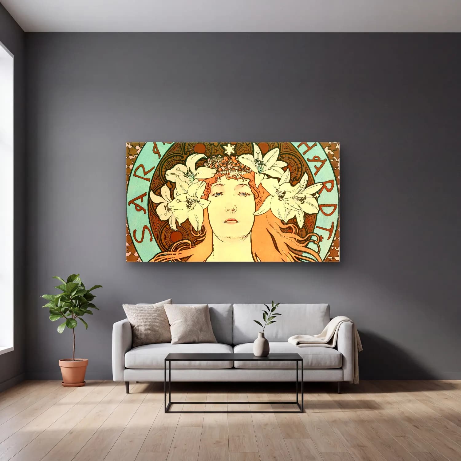 Alphonse Mucha – Sarah Bernhardt cam tablo — gri duvarlı salonda