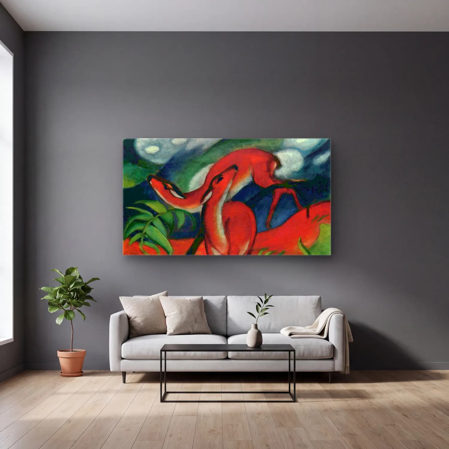 Franz Marc – Red Deer II cam tablo — gri duvarlı salonda