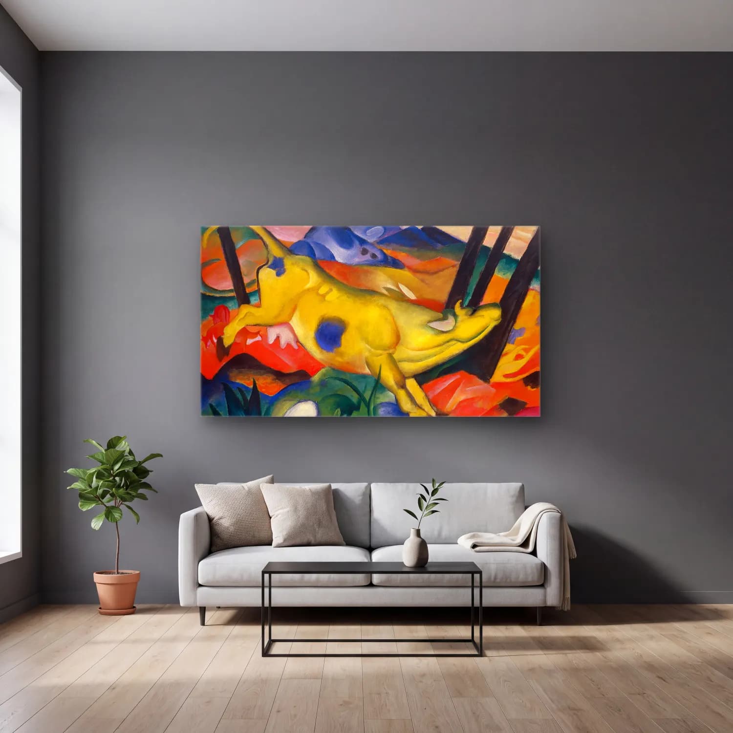 Franz Marc – The Yellow Cow cam tablo — gri duvarlı salonda
