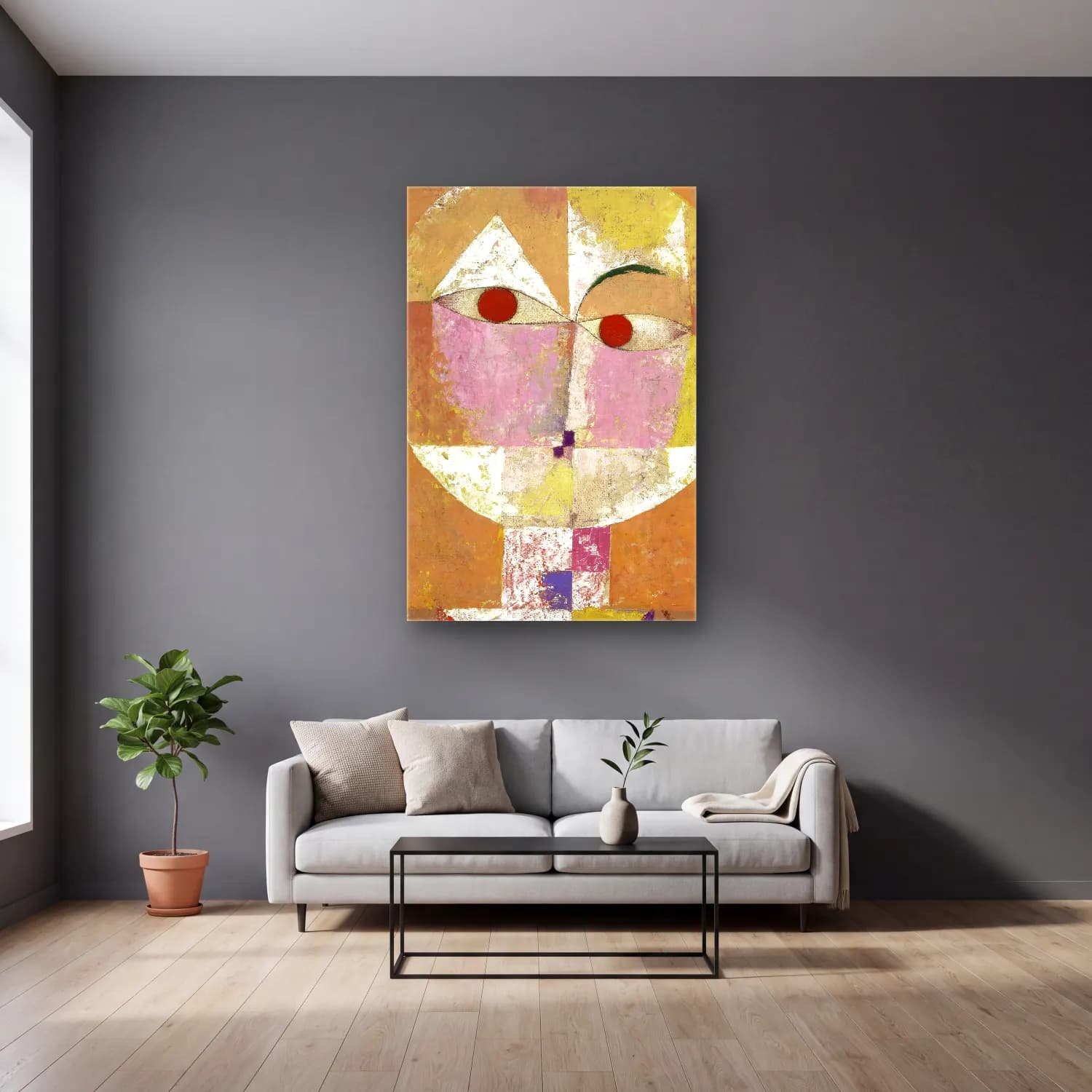 Paul Klee – Senecio (Baldgreis) cam tablo — gri duvarlı salonda