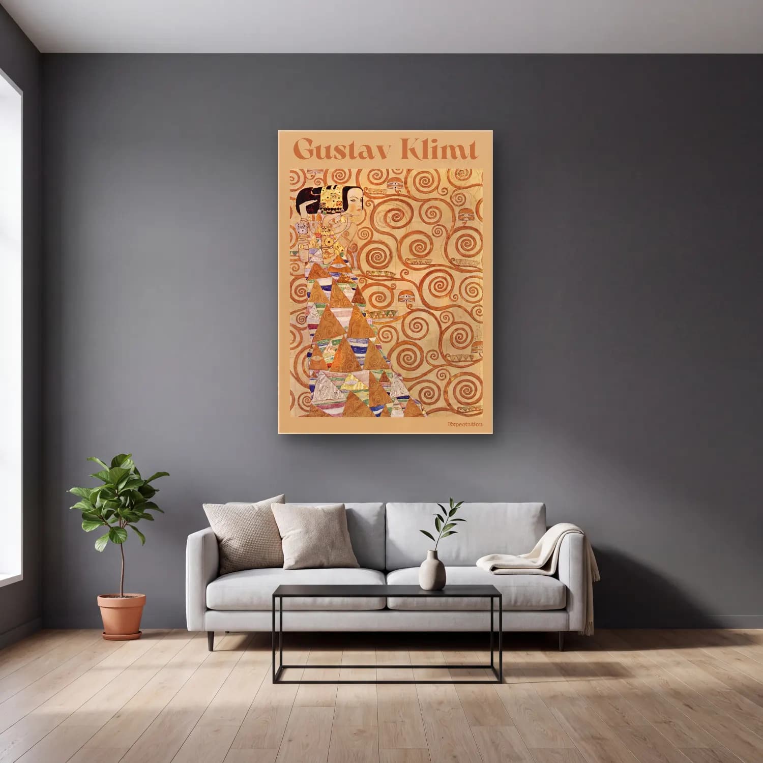 Gustav Klimt – Mitolojik Sahne cam tablo — gri duvarlı salonda