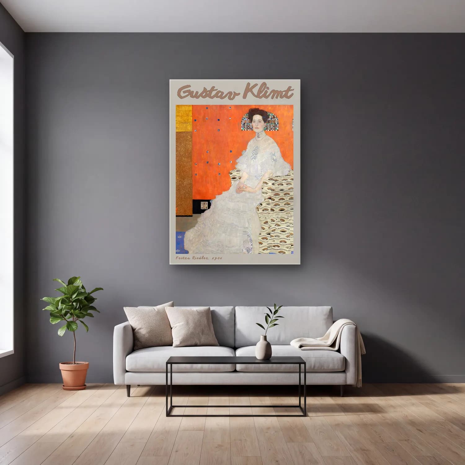 Gustav Klimt – Elbiseli Kadın cam tablo — gri duvarlı salonda