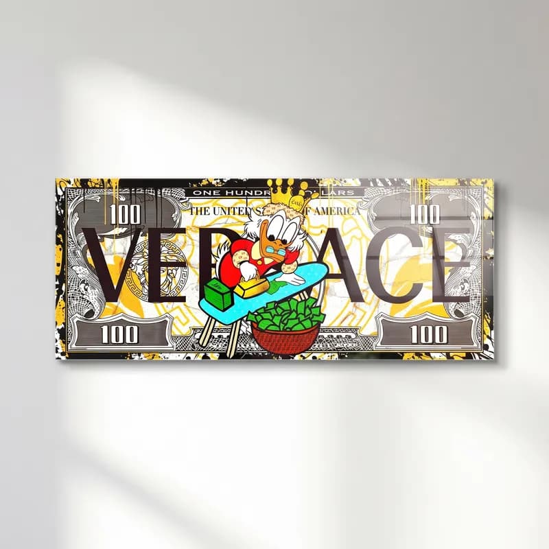 Versace Desenli Scrooge Dolar cam tablo — Versace yazılı 100 dolar banknotunda şezlongda uzanan Scrooge McDuck